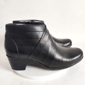 Clarks Ankle Boots Size 7.5 Preppy Black Leather Booties Block Heel Malia Hue
